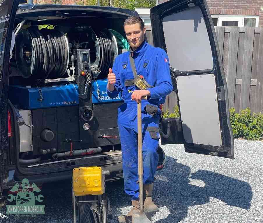 Een tevreden monteur met opgestoken duim naast de bestelbus, slim ingrijpen bespaart kosten bij een verstopte afvoer in Moerdijk