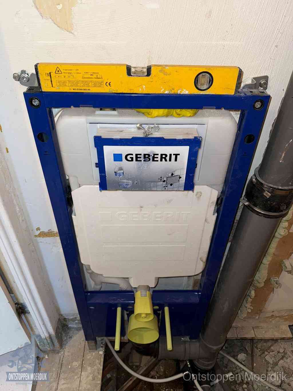 Een Geberit inbouwreservoir met frame voor een hangtoilet tegen de wand, met de afvoerbocht naar de vloer, kenmerkend voor een verstopt hangtoilet in Moerdijk