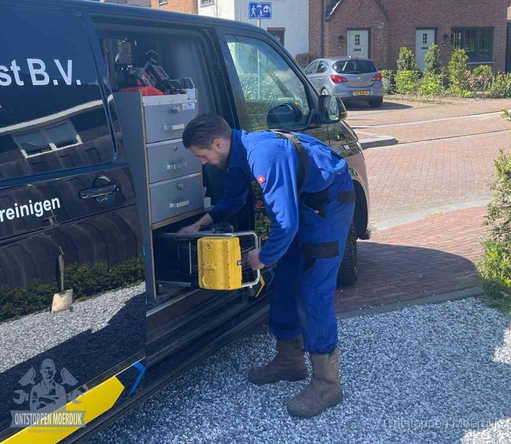 Een monteur pakt apparatuur uit de bedrijfsbus voor service aan huis, het moment om een professional in te schakelen in Moerdijk