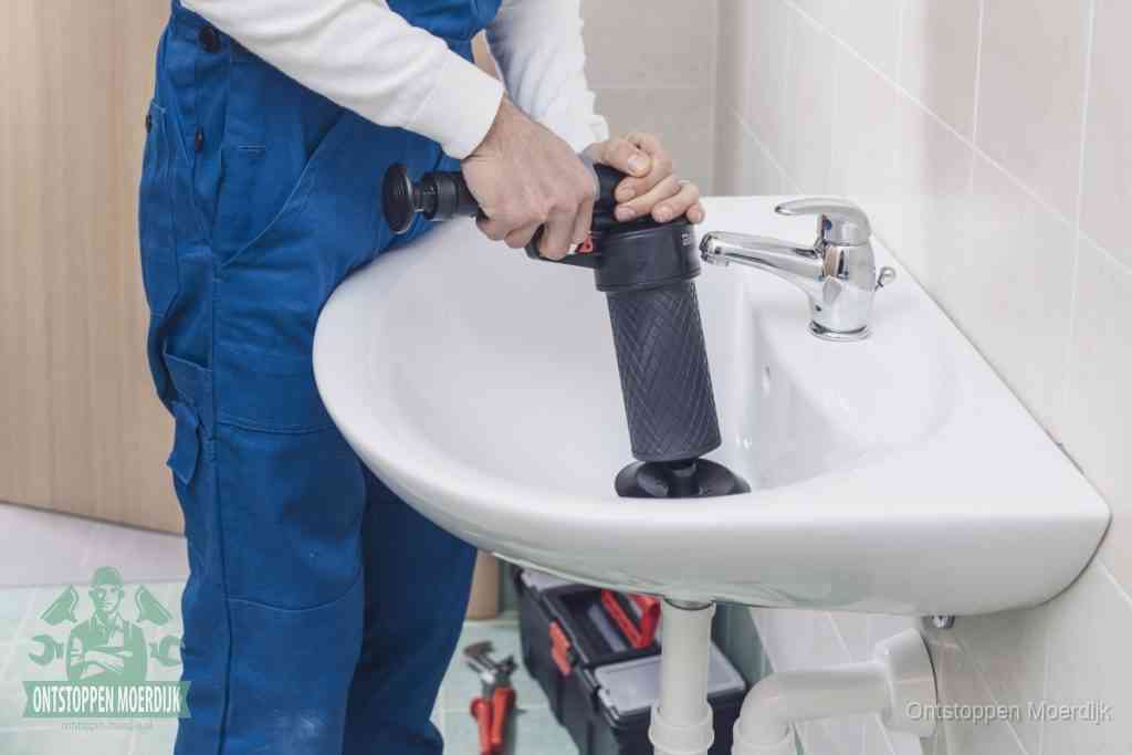 Een te ruwe doe-het-zelf poging met een hand-pomp op de afvoer van een badkamer-wastafel, een van de veelgemaakte fouten bij afvoer ontstoppen in Moerdijk