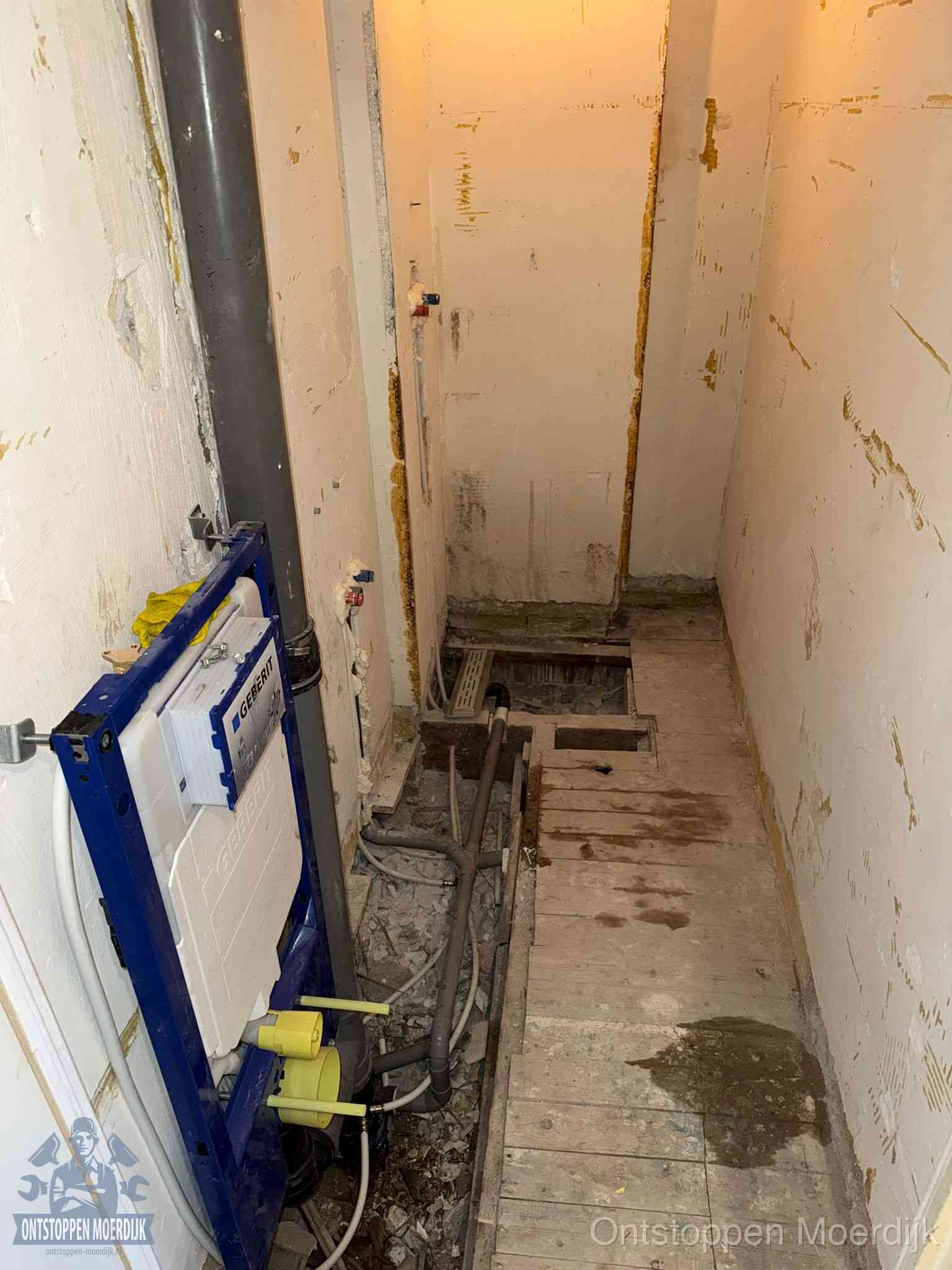 Een opgebroken toiletruimte tijdens renovatie met een Geberit inbouwreservoir en blootliggende oude afvoerleidingen, typisch voor oudere woningen in Moerdijk